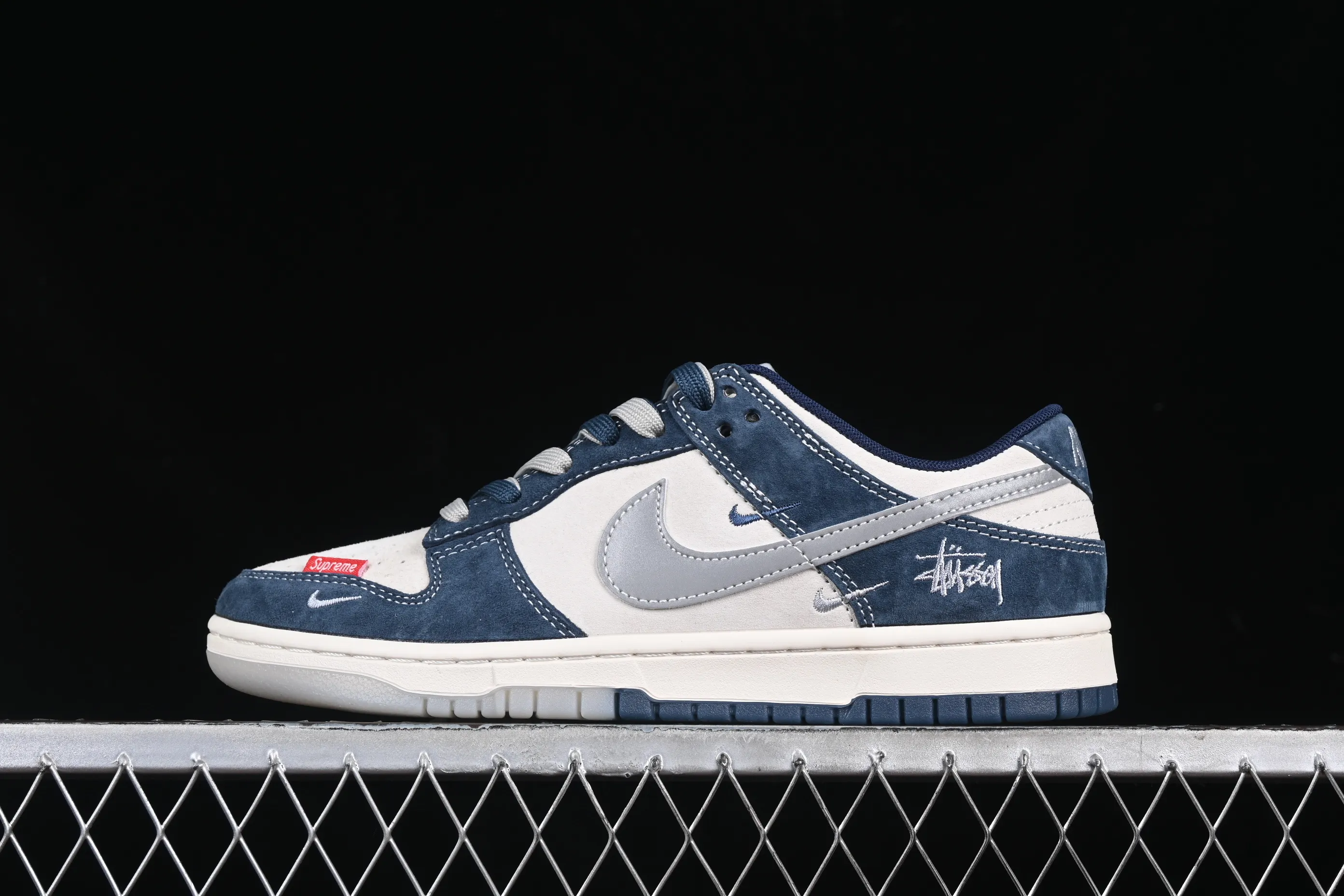 All categories Nk SB Dunk Series Nk SB Dunk Low High-end customized low-top sneakers Nk SB Dunk Low Stusi co-branded blue, white and gray hook Anniversary high-end customized low-top casual sneakers DM6868-030